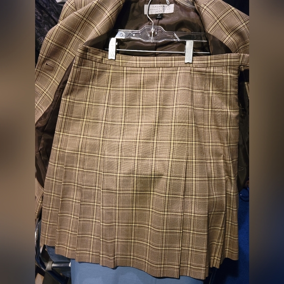 170. Tahari skirt set - Picture 4 of 6